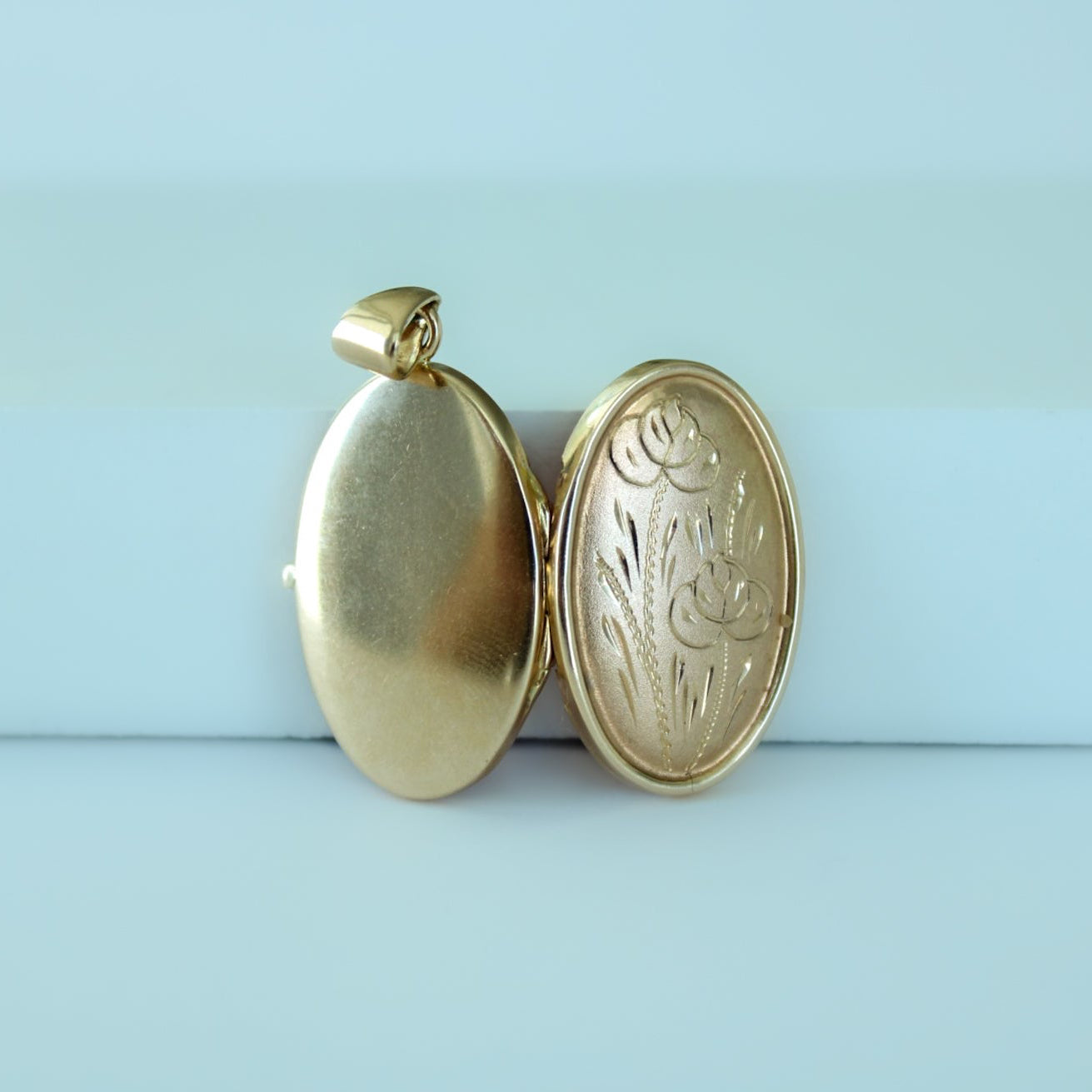 14K solid yellow gold vintage floral engraved oval photo locket – Laraquel Jewelry